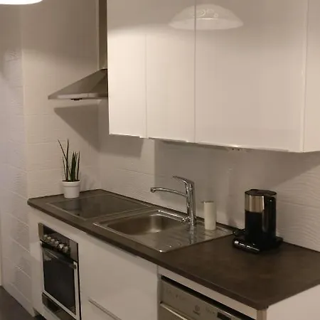 4 Km To The Center Afoot, Cute With Free Parking *